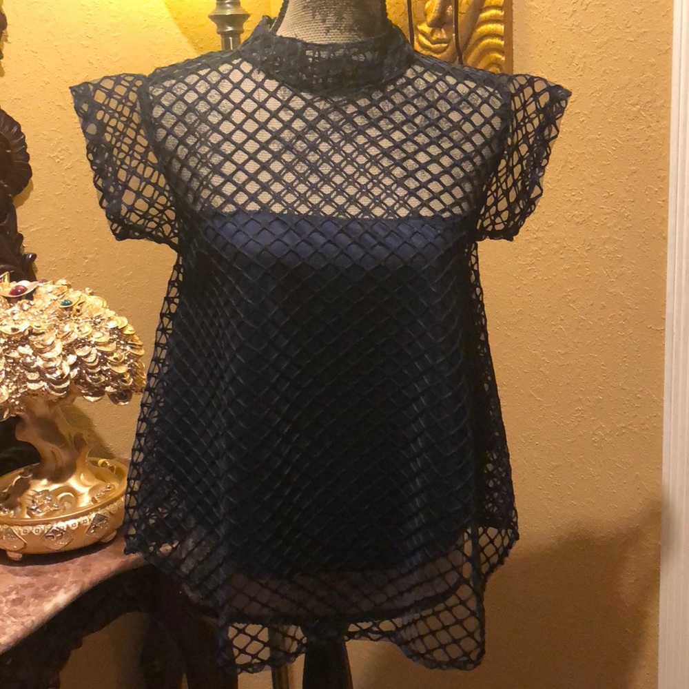 Very cute top 2 layers. Never worn. Size medium
